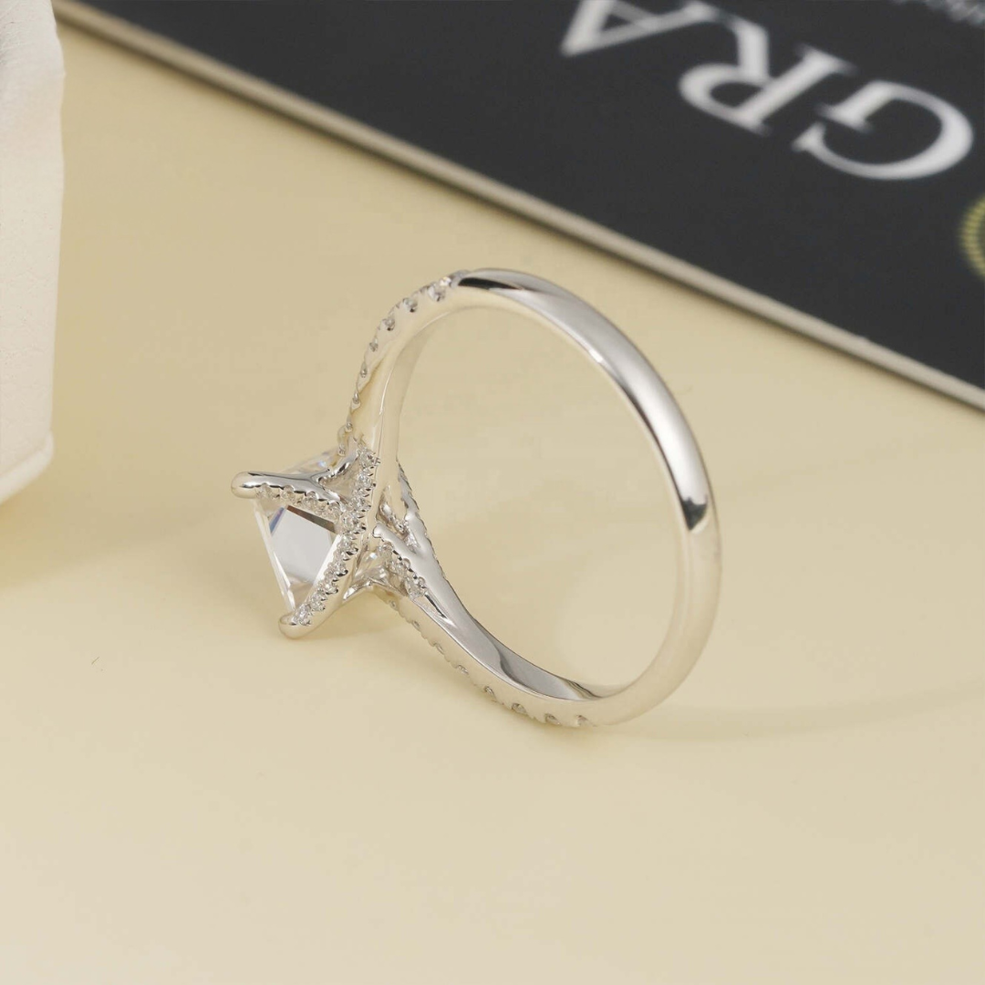 Verlobungsring aus 14 Karat Weißgold mit 1,2 Karat Moissanit-Diamanten im Prinzessschliff