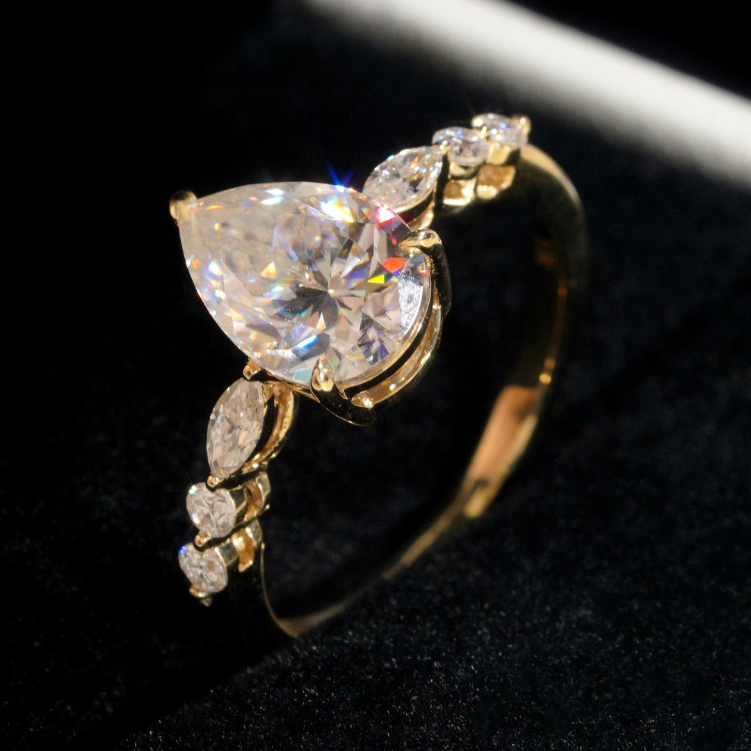 Verlobungsring aus 10 Karat massivem Gold mit Moissanit im Birnenschliff