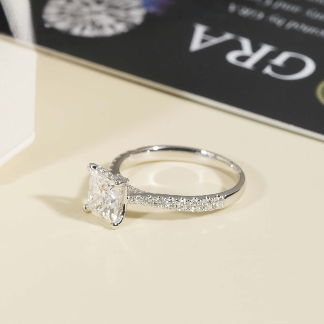 Verlobungsring aus 14 Karat Weißgold mit 1,2 Karat Moissanit-Diamanten im Prinzessschliff