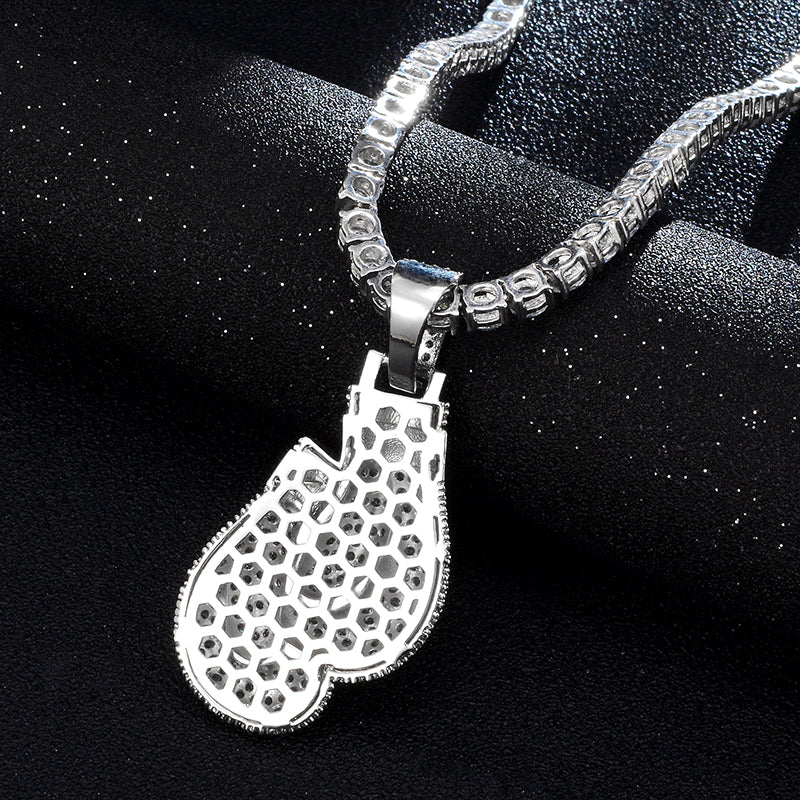 Halskette mit Tenniskette und Boxhandschuh-Anhänger