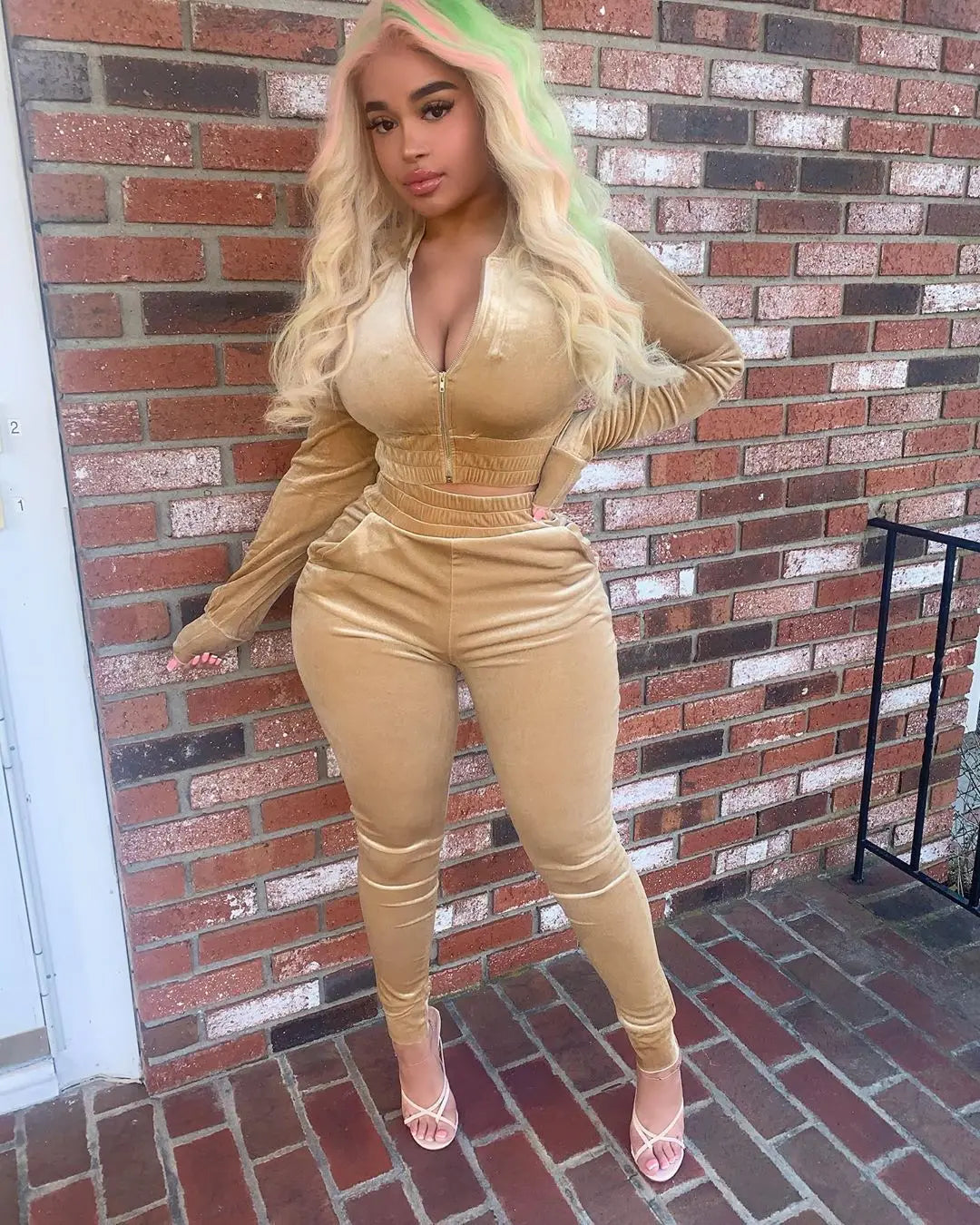 Trainingsanzug mit Kapuze und kurzem Oberteil aus Samt