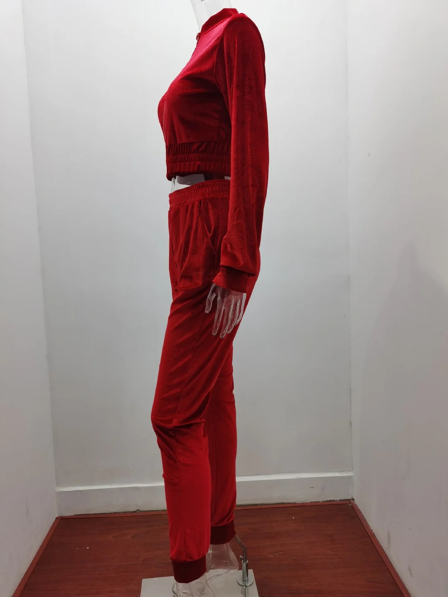 Trainingsanzug mit Kapuze und kurzem Oberteil aus Samt