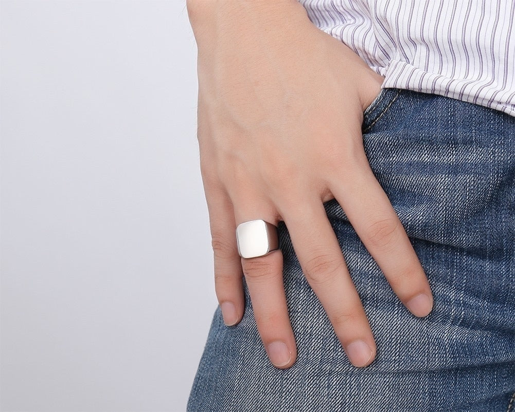 Chevalière personnalisée avec initiales en vieil anglais